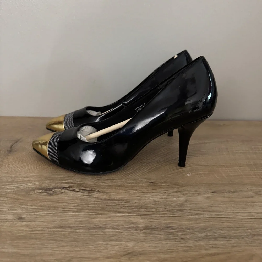 Simply Be Shoes Black Patent Leather Pointed Toe Gold Cap Heel Dress Pump Size 7